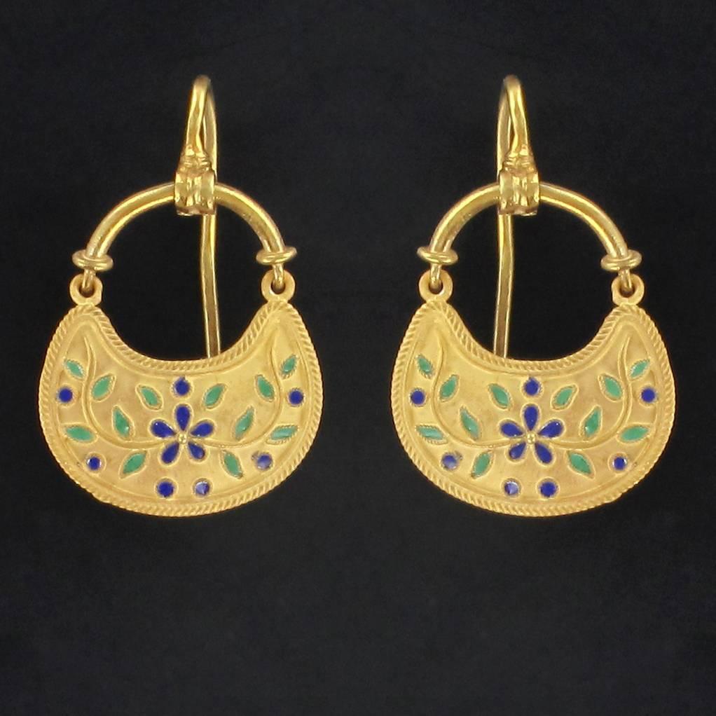 For pierced ears
Earring in matte vermeil.
These beautiful vermeil earrings are made of a boat-shaped motif with a blue and green enameled floral decor. It is held by a half circle supported by a system of hooking gooseneck.
Height: 4.1 cm, widest