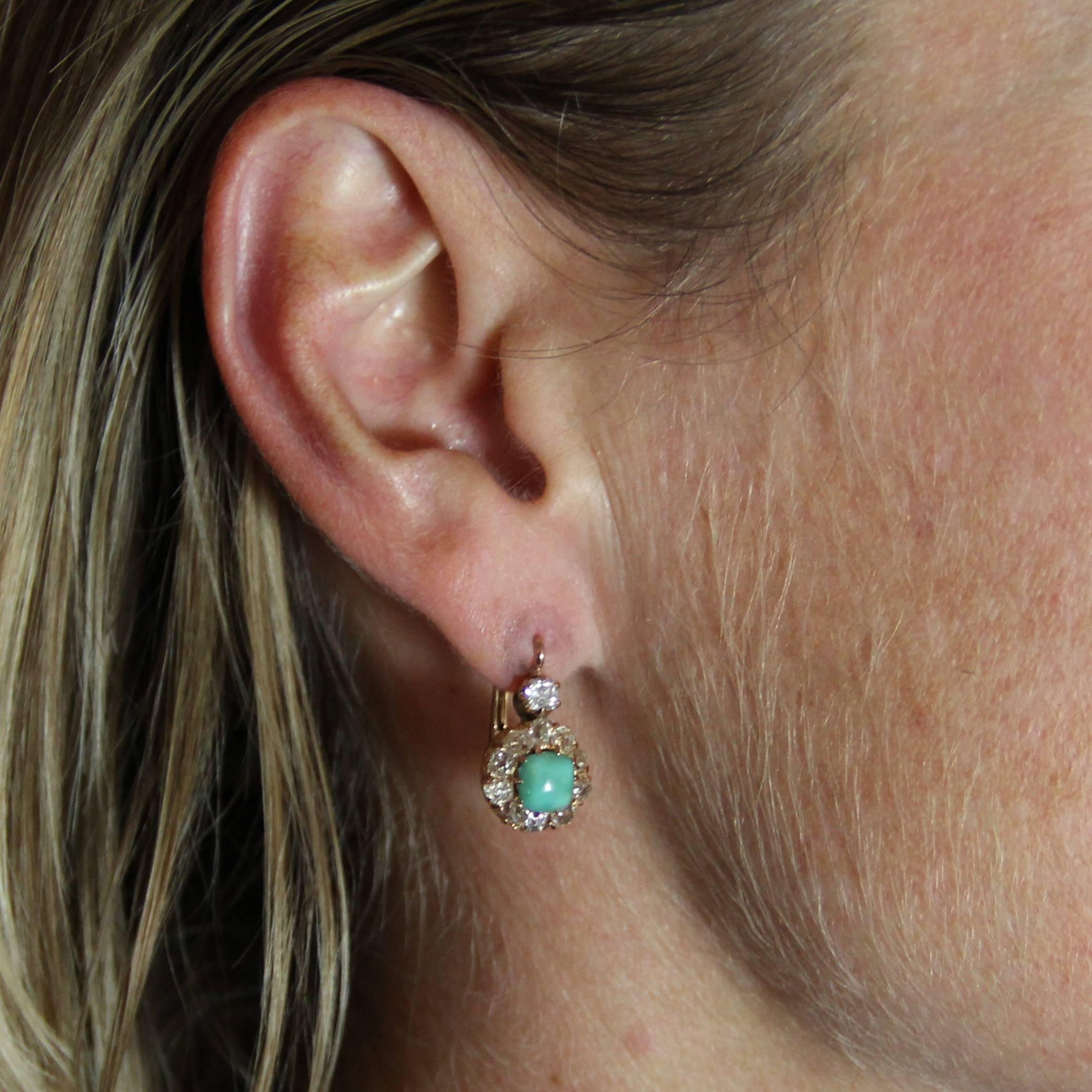 For pierced ears.
Earrings in 14 carats yellow gold, shell hallmark.
Lovely antique earrings, each set with 10 antique brilliant-cut diamonds surrounding a cabochon square shape turquoise, all topped by an antique cushion cut diamond. The clasp
