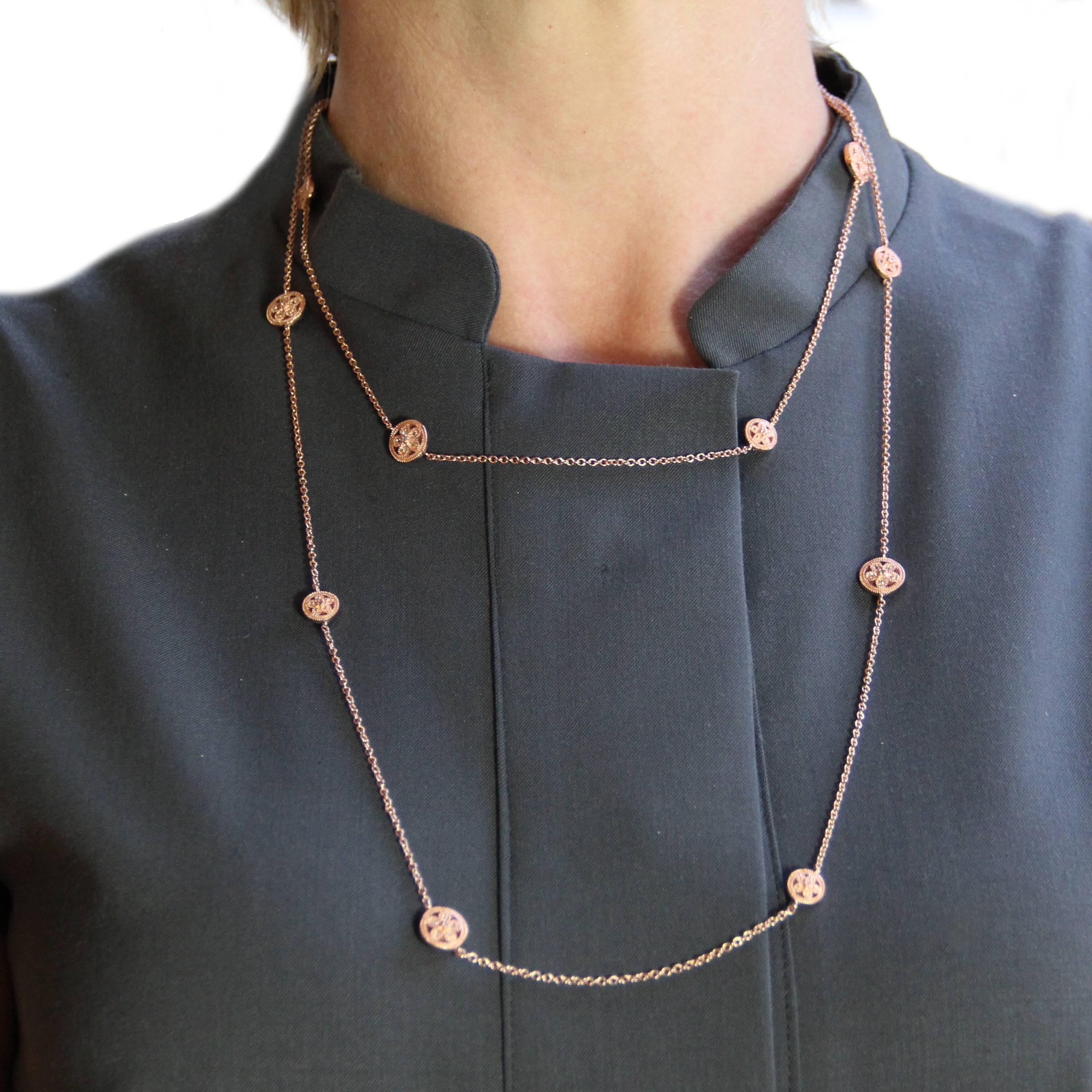 Necklace in vermeil, rose gold and silver.
This splendid rose gold chain is made of a jaseron mesh punctuated with rounded motifs chiseled, perforated and set with small white crystals. A cameo on shell representing a flower is also present bringing