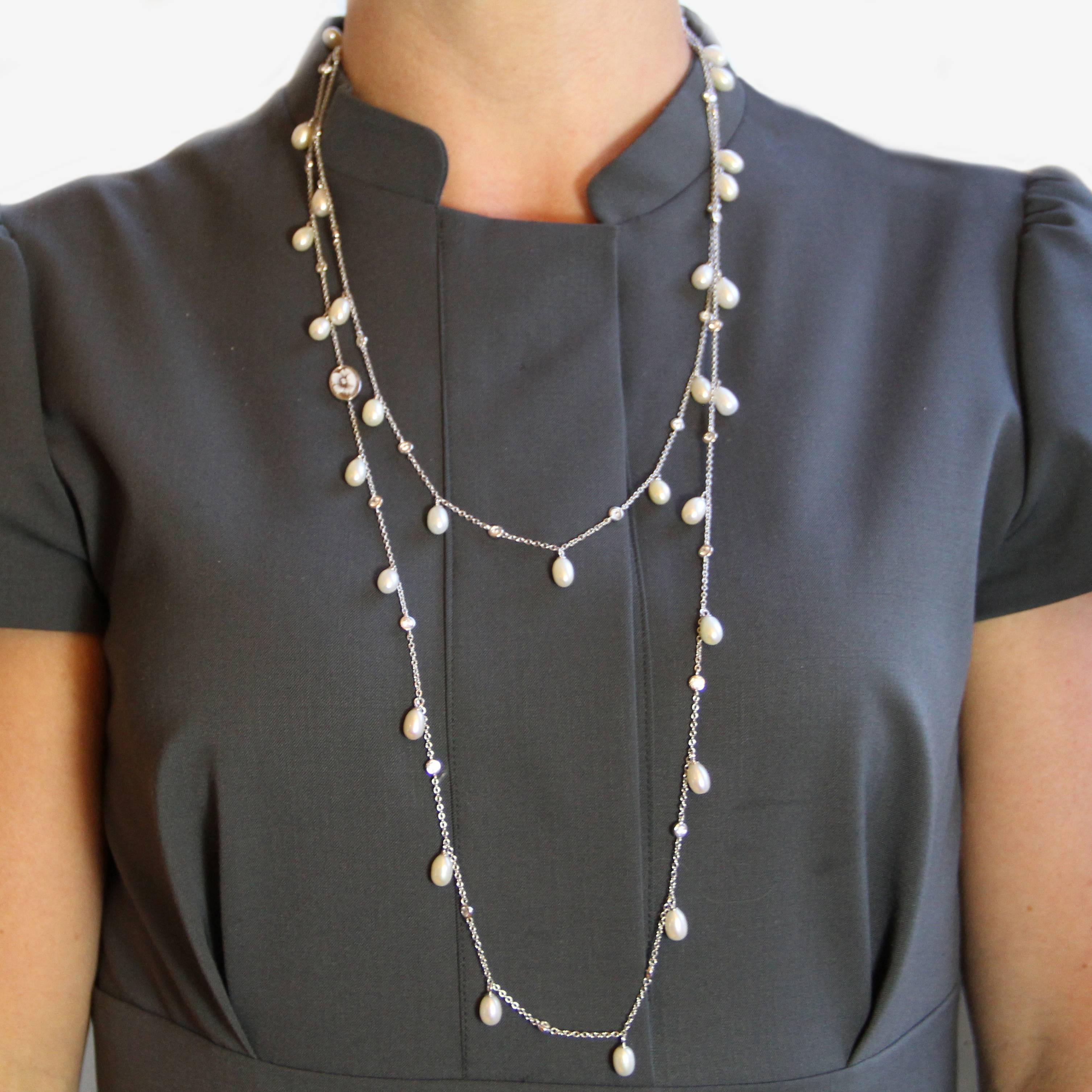 Necklace in vermeil, silver 925 thousandths and white gold.
This splendid white vermeil necklace is made of a jaseron mesh punctuated with olive cultured pearls? crystals in closed setting and a cameo on seashell representing a flower. This silver