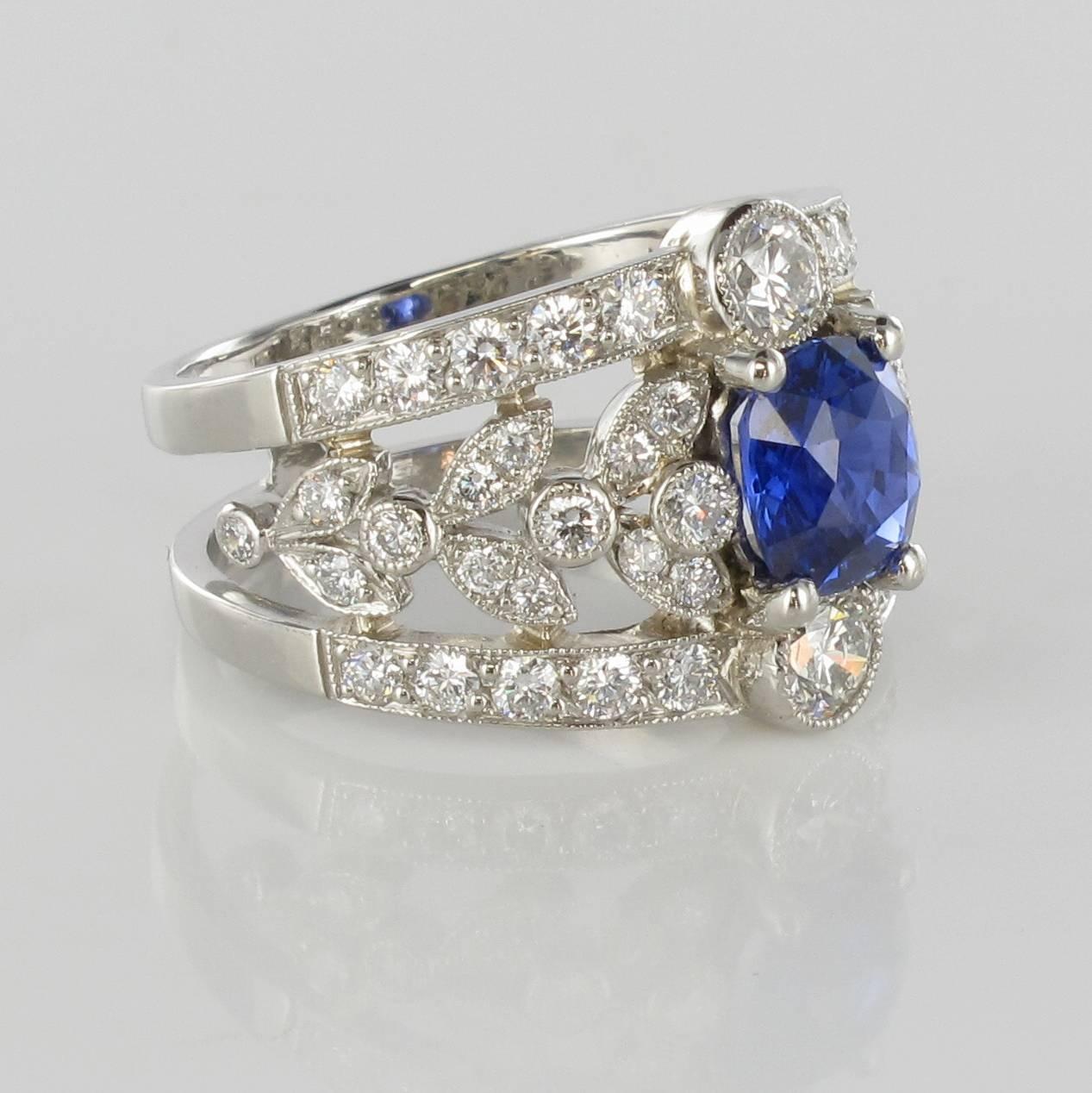 French Platinium 1.59 Cushion Cut Sapphire 1.37 Carat Diamond Rring In New Condition In Poitiers, FR