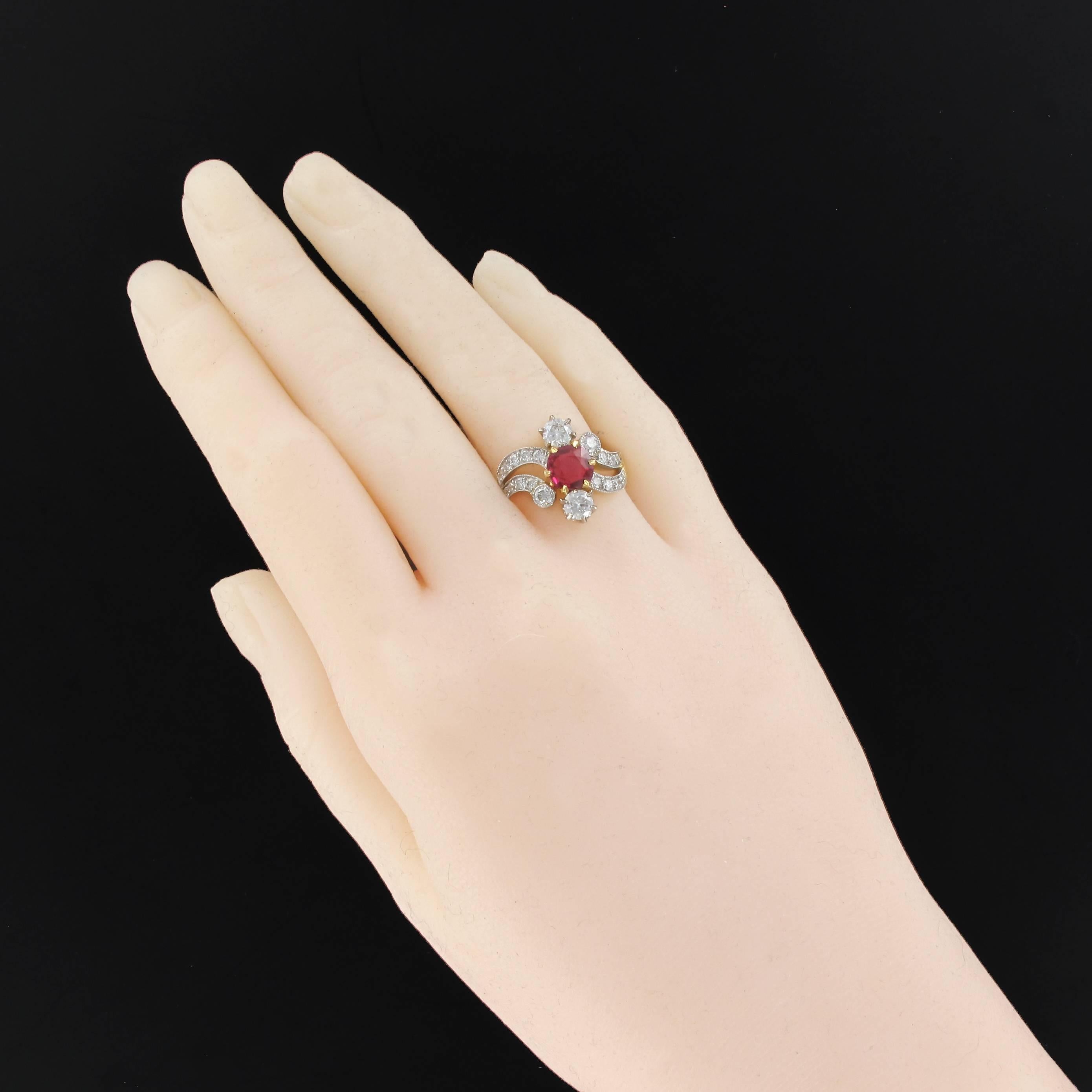 Ring in 18 carats yellow gold, eagle head hallmark and platinum, dog's head hallmark.
Lovely and feminine platinum gold ring, it is set with claws on its top with a cushion-cut ruby, 2 brilliant-cut diamonds and 2 other brilliant-cut diamonds set