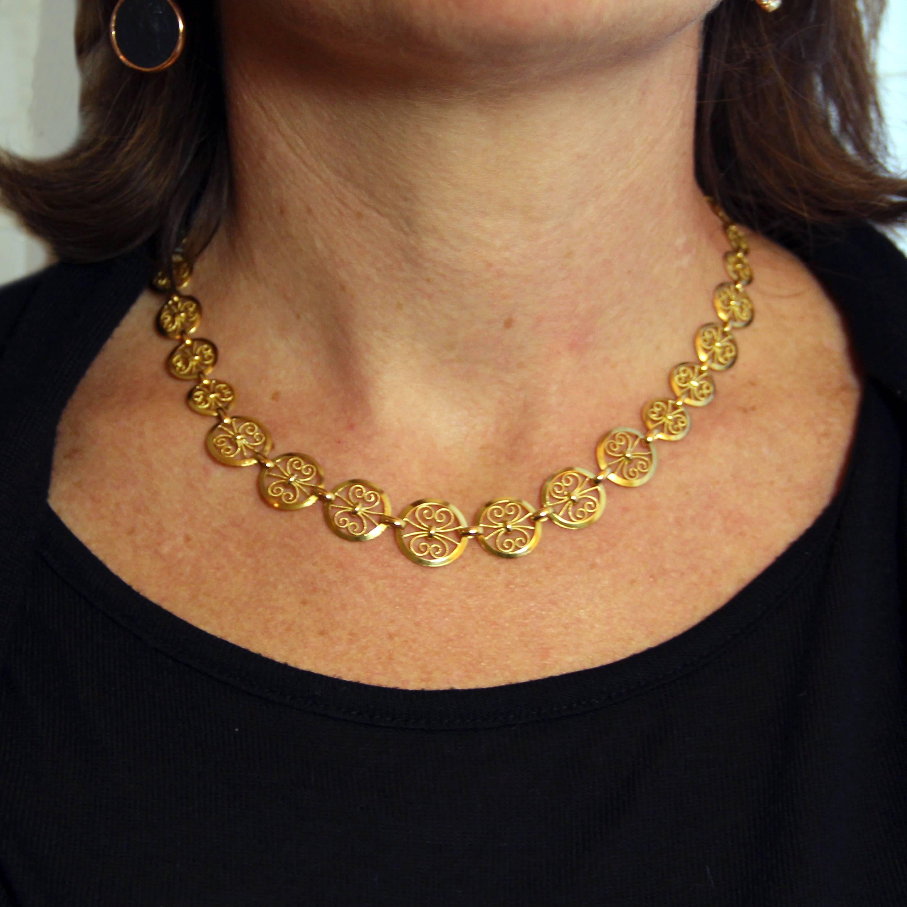 Necklace in 18 carats yellow gold.
Lovely choker necklace, it consists of a drop of round motifs openwork filigree and separated from each other by rings of gold. The clasp is a spring ring.
Length: 43 cm, width at widest: 15.5 mm, thickness: 3.7