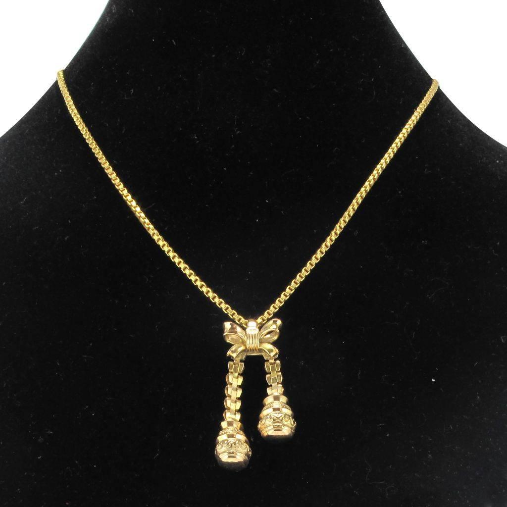 Pendant in 18 carats yellow gold.
This beautiful pendant is made of a gold bow that holds in tassel and asymmetrically 2 chains that end in a delicately chiselled motifs.
Height: 3.4 cm, widest width: 1.26 cm.
Total weight: about 3 g.
Authentic