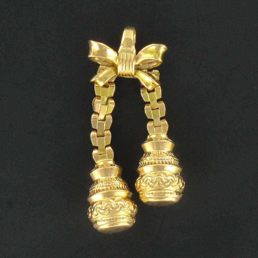1950s Bow and Tassels 18 Karat Yellow Gold Pendant In Excellent Condition In Poitiers, FR