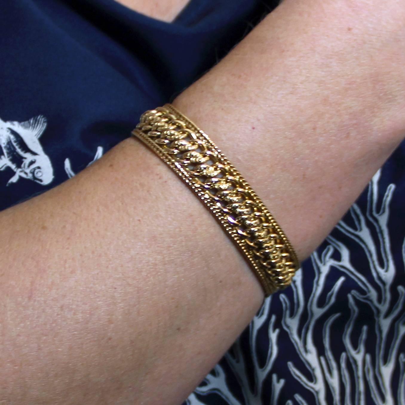 Bracelet in 18 karats yellow gold, eagle head and rhinoceros hallmarks.
Flexible bracelet, it is formed of a gourmet mesh carved on its top and bordered on both sides of a braid of gold. The clasp is ratchet with 8 security.
Total length: 19 cm,