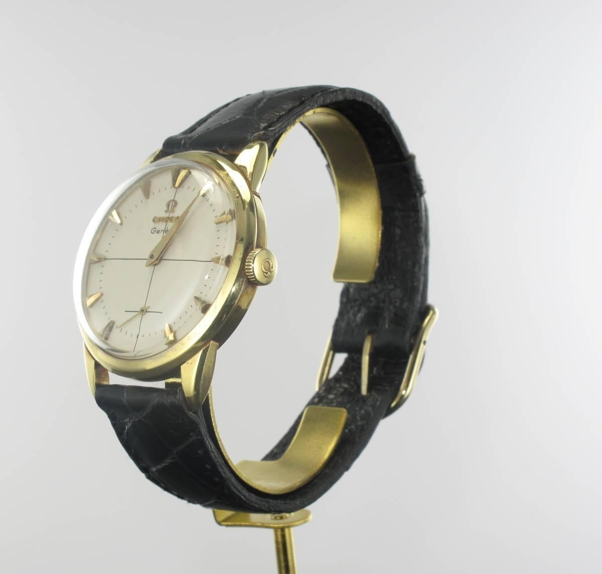 Omega watch.
Round case in 18 carats yellow gold.
Automatic mechanical watch.
Cream background.
Black crocodile leather strap.
Vintage watch from the 60s.
Total length: 23.2 cm, bracelet width: 1.7 cm. Case diameter: 3.5 cm, thickness: 1 cm.
Total