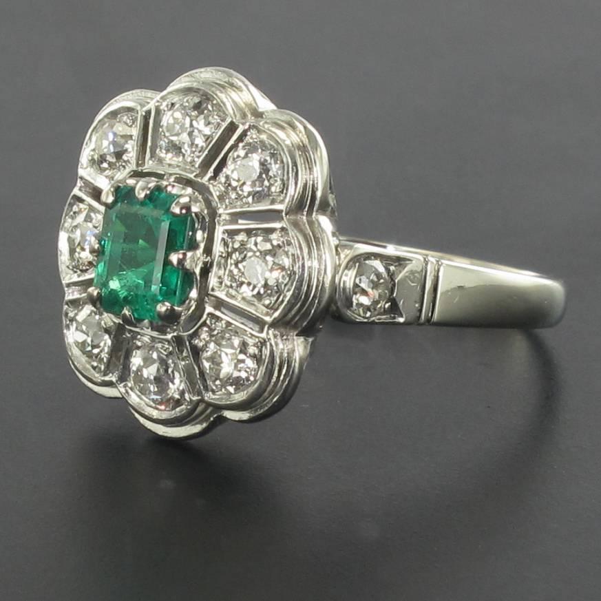French Retro 1960s Emerald Diamond White Gold Cluster Ring  In Excellent Condition In Poitiers, FR