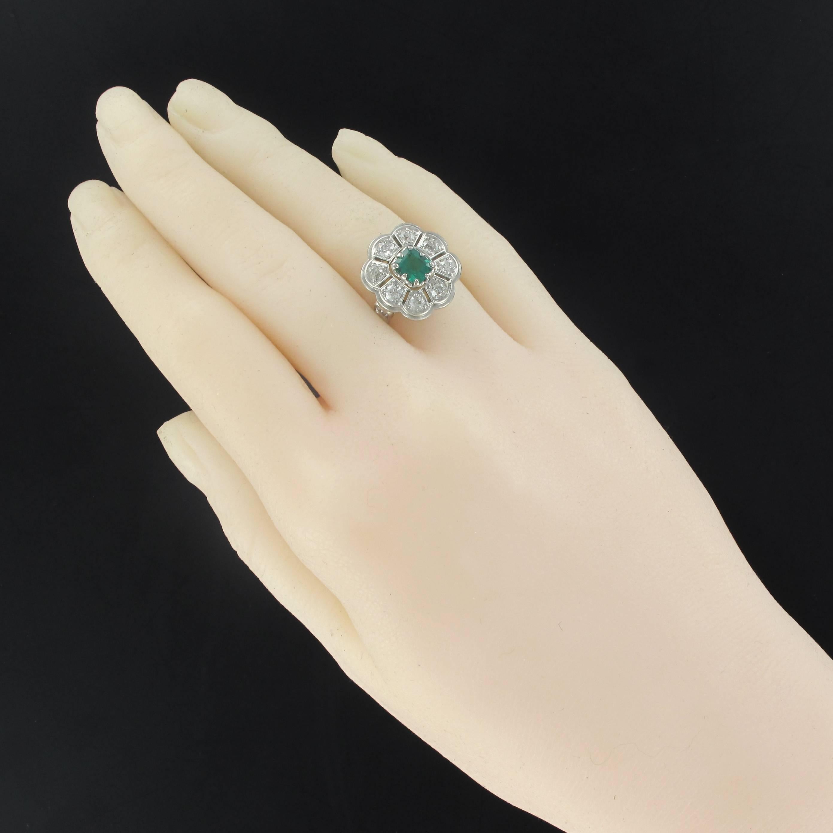 Ring in 18 carats white gold, eagle's head hallmark.
This lovely antique ring is set on a polylobé openwork decoration composed of 8 brilliant cut diamonds which surround a splendid emerald set with 8 claws. The basket is pierced with a delicate