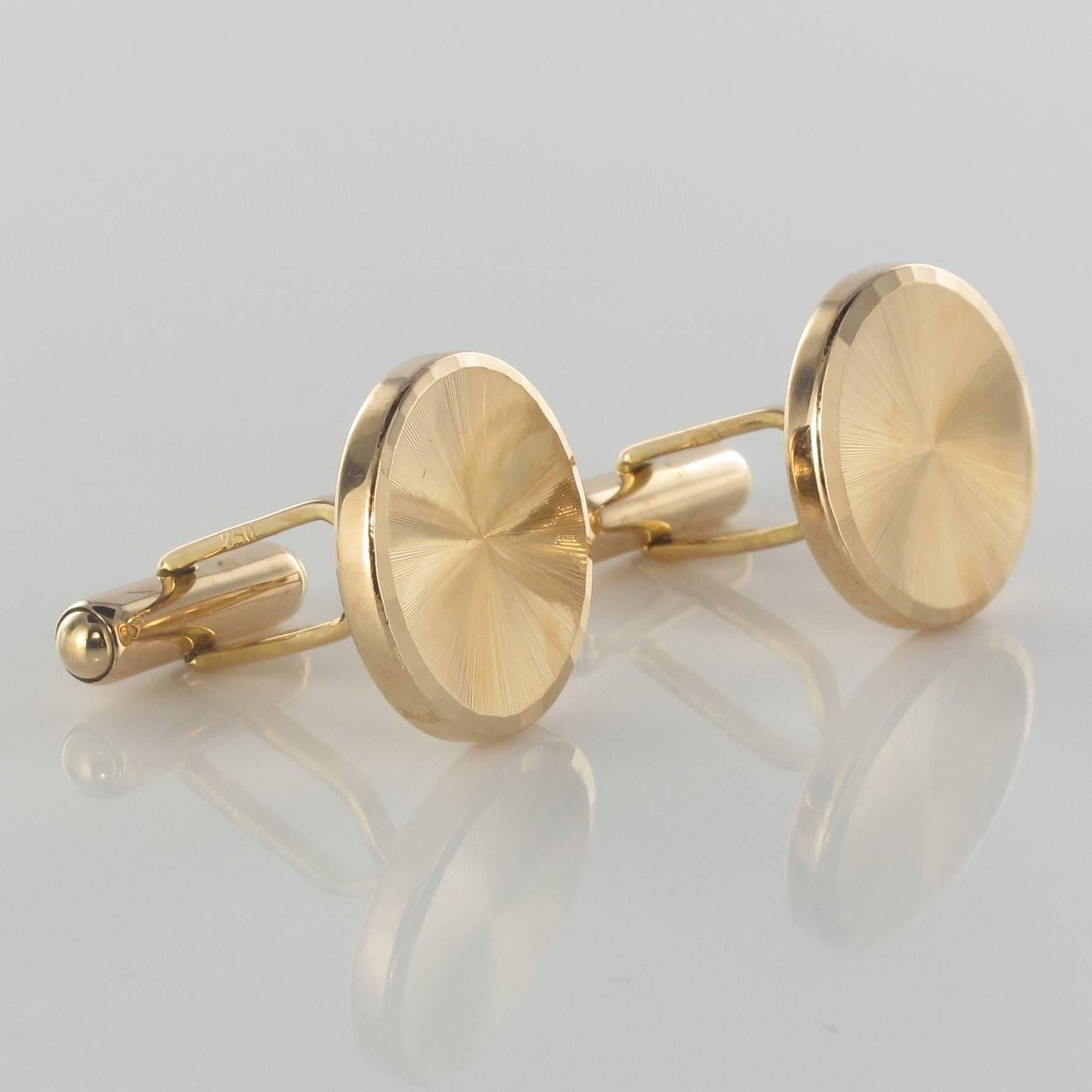 Cufflinks in 18 karats yellow gold, eagle's head hallmark.
Round shape, each cufflink consists of a gold disc engraved with a radiant decor.
Diameter: 16.6 mm, total length: 19.6 mm, thickness: 2.3 mm.
Total weight of the jewel: 9.2 g
