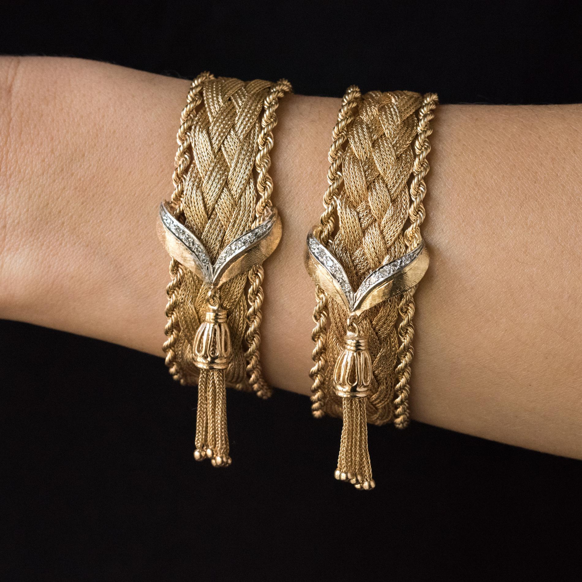 Bracelets in 14 karats yellow gold.
Splendid retro bracelets, each of them are composed of a flat braid made of gold threads and bordered on both sides by a rope of gold threads. At the center of each vintage bracelet is a pattern like a gold drape