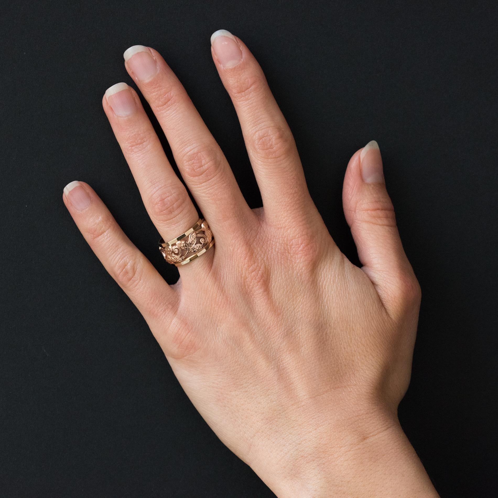 Ring in 14 karats rose gold.
Lovely wedding ring, it is composed of a plant decoration chiseled and perforated in its center.
Height: 1.3 cm, thickness: 0.75 mm.
Total weight of the jewel: approximately 5.2 g.
Authentic antique ring - 1960s American