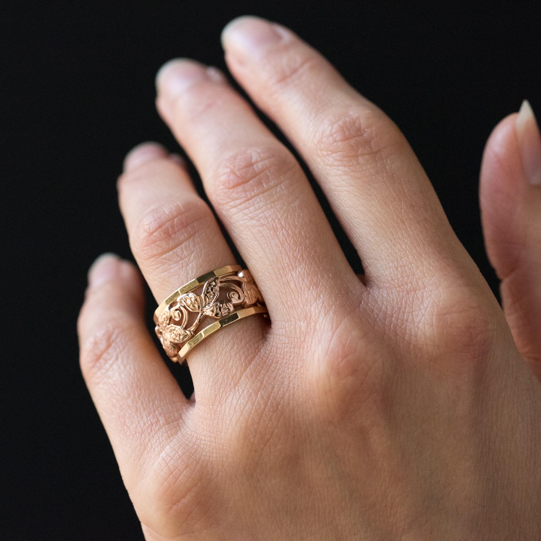 1960s Chiseled Engraved Rose Gold Wedding Ring In Excellent Condition In Poitiers, FR