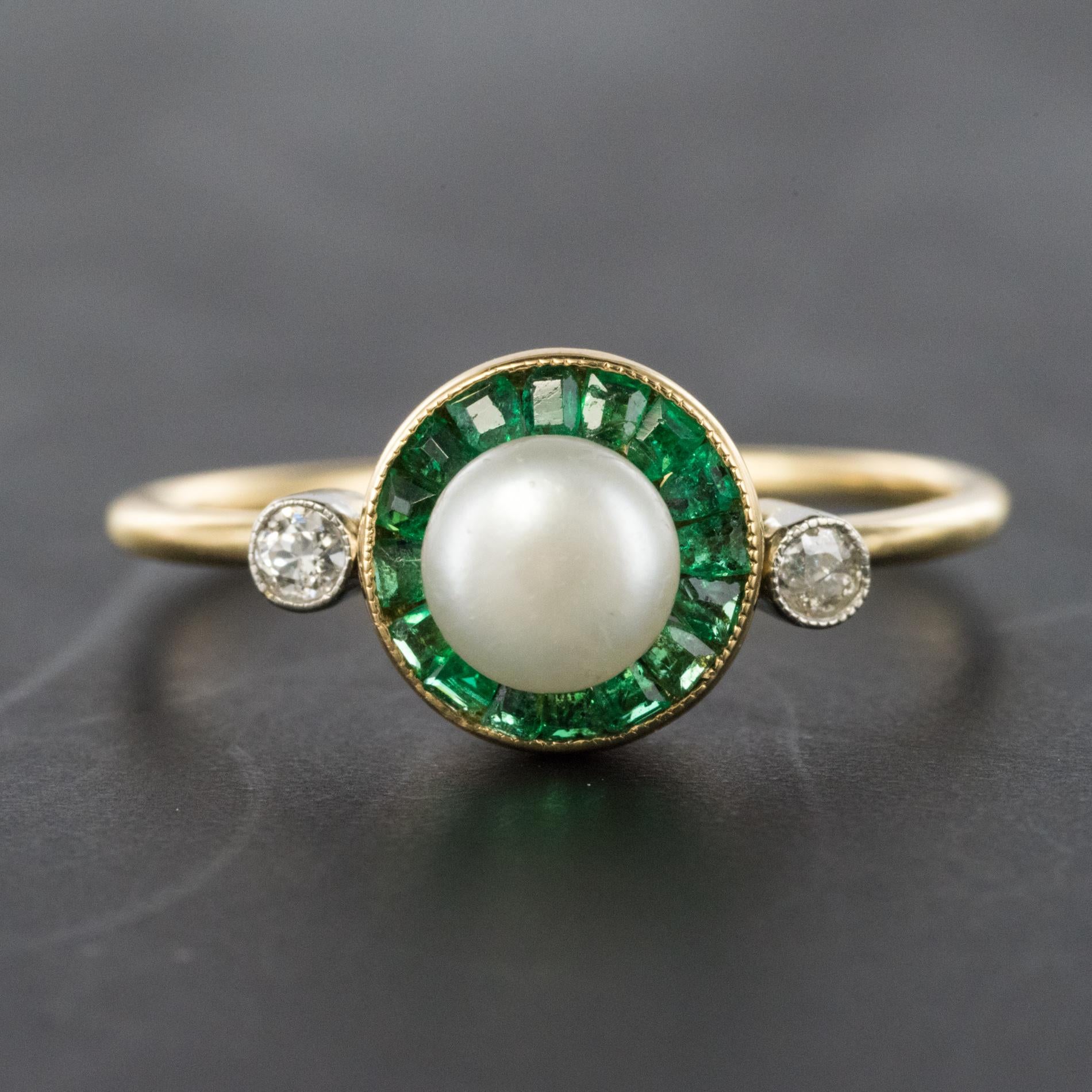 Women's or Men's 1920s Edwardian Natural Pearl Calibrated Emerald Yellow Gold Ring