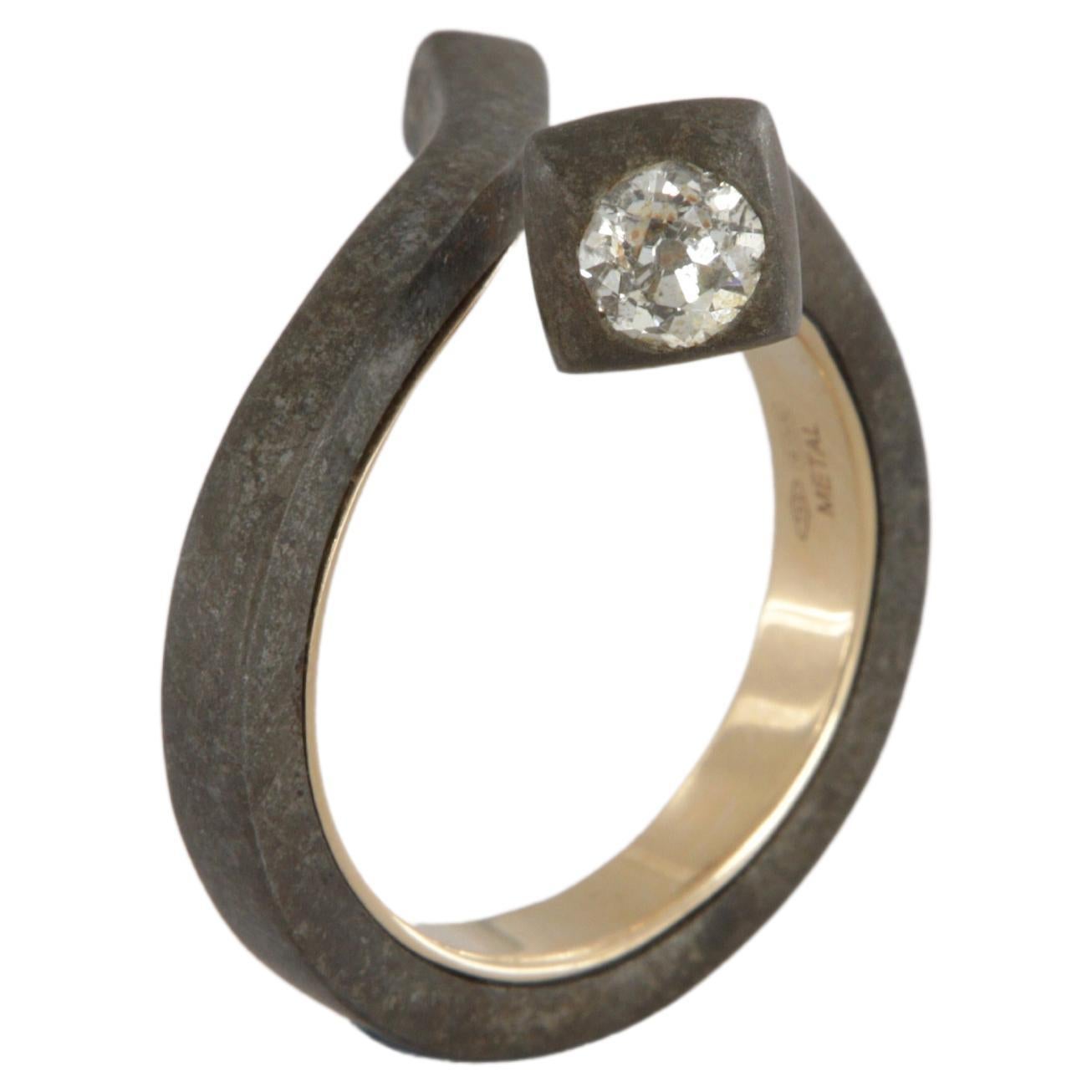 Tosti anello a chiodo con diamanti taglio antico carati 0,49 en ferro e oro