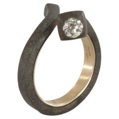 Tosti anello contemporaneo a chiodo mit diamanti taglio antico in Ferro e Oro