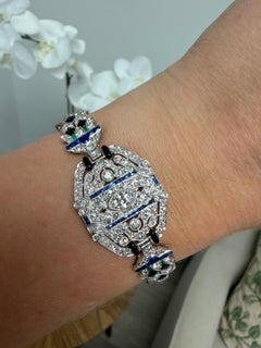 Bracelet Art déco en platine, serti de diamants (14,50 carats), de saphirs et d'émeraudes