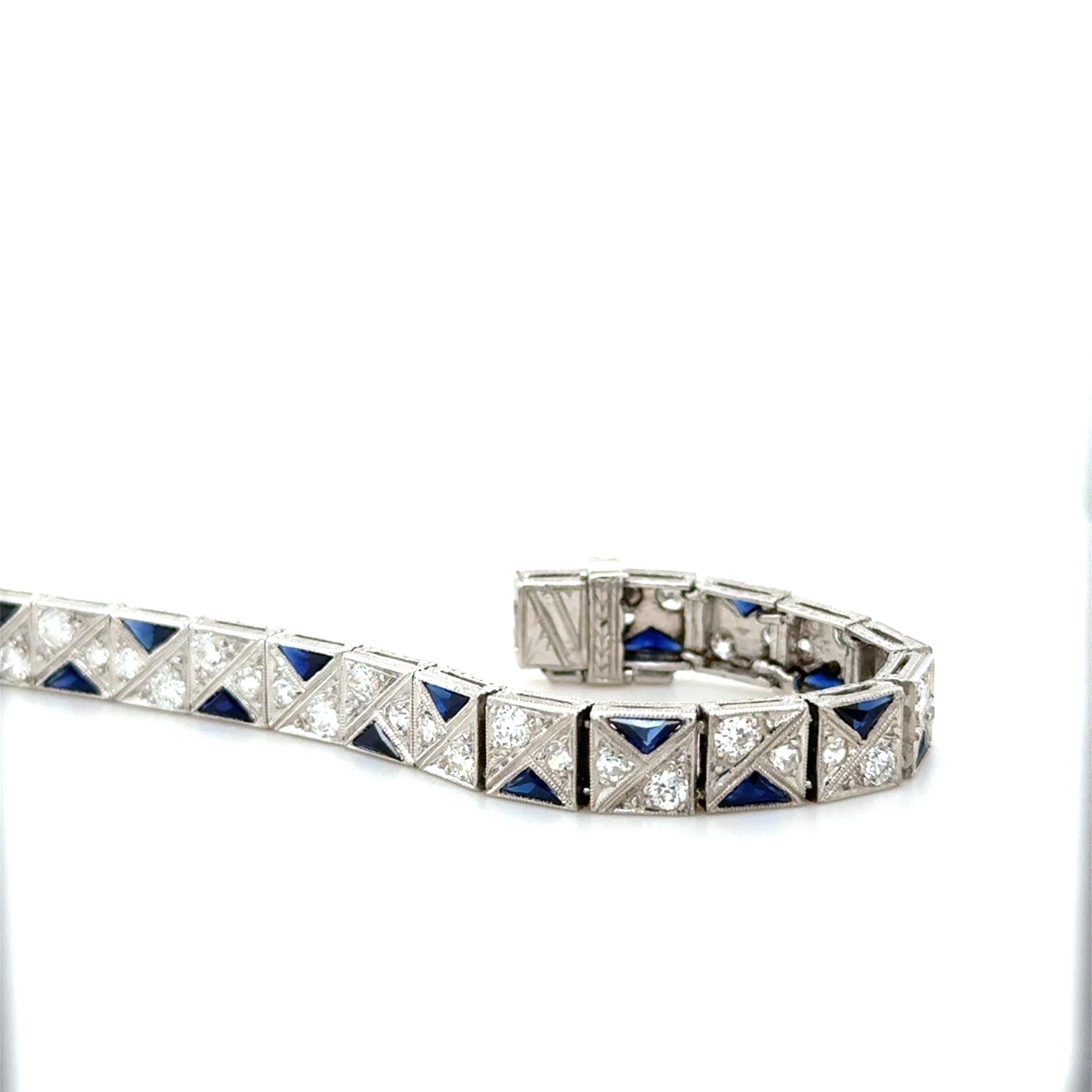 Esta exquisita pieza presenta 56 brillantes diamantes blancos antiguos europeos y de talla única, con un peso total aproximado de 4,25 quilates, alternados con 28 vívidos zafiros sintéticos de talla triangular, ¡una ciencia recién descubierta en