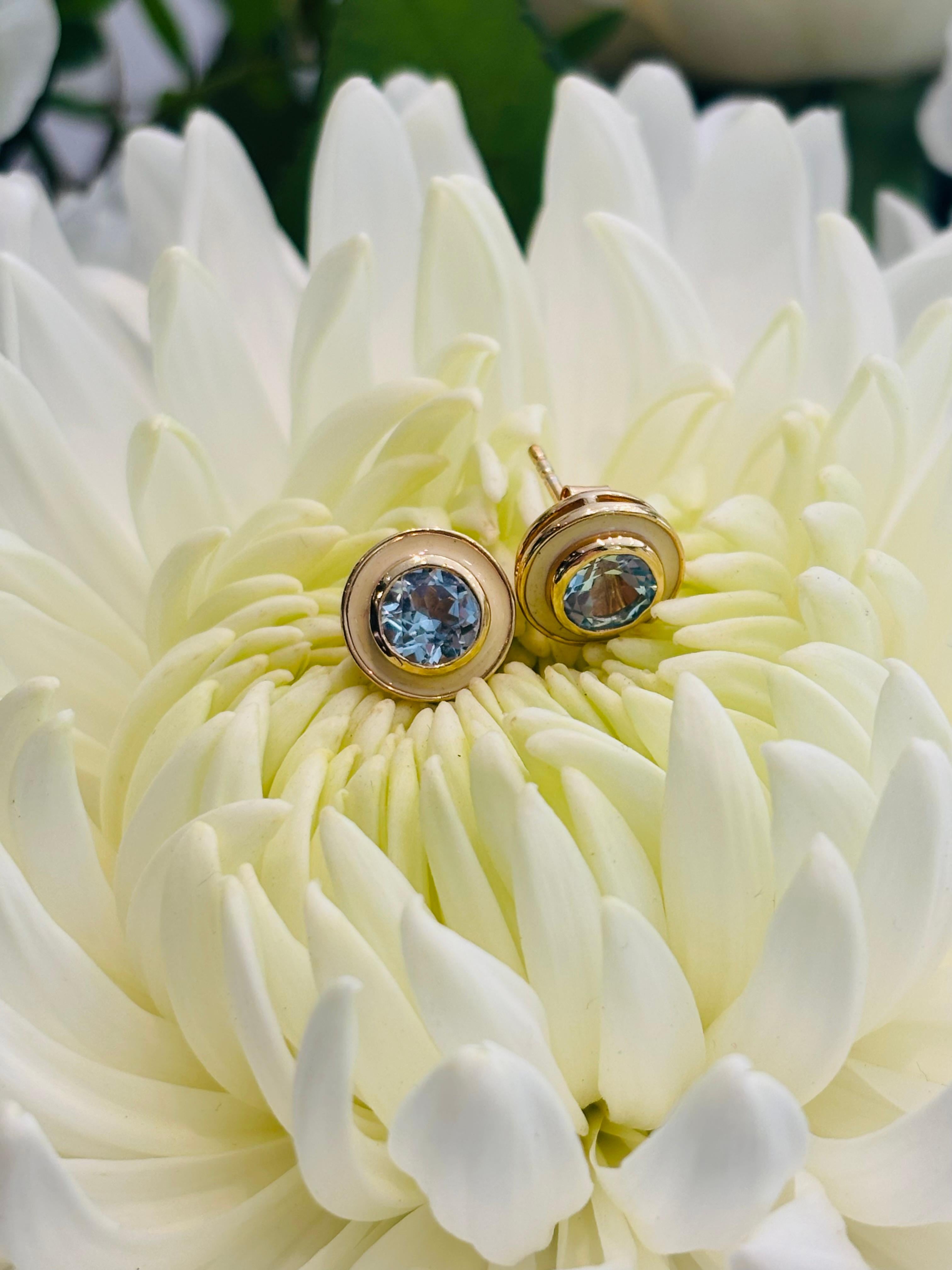 Augustine Jewell - Boucles d'oreilles en émail crème et topaze bleu ciel Unisexe en vente