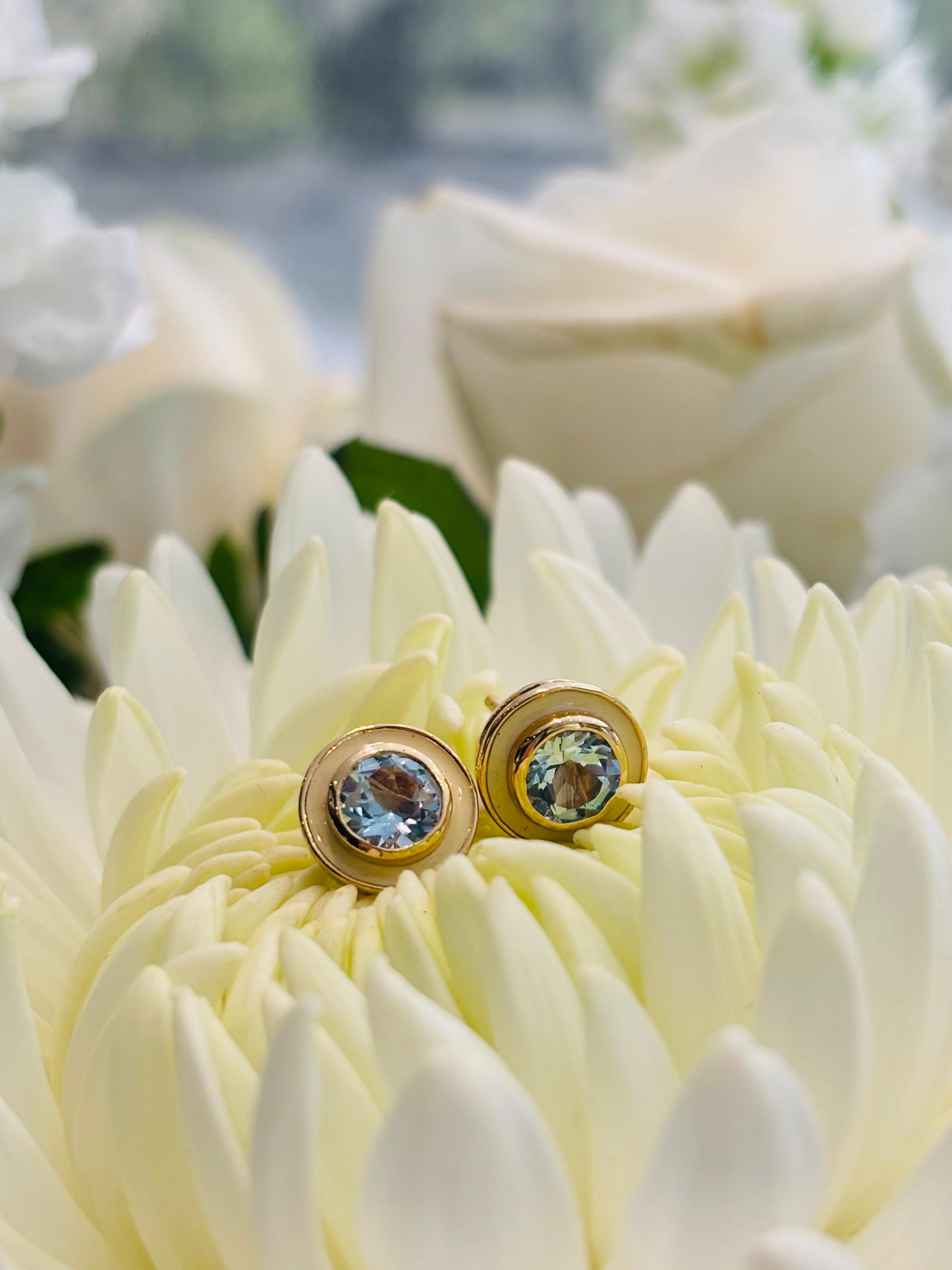 Augustine Jewell - Boucles d'oreilles en émail crème et topaze bleu ciel en vente 3