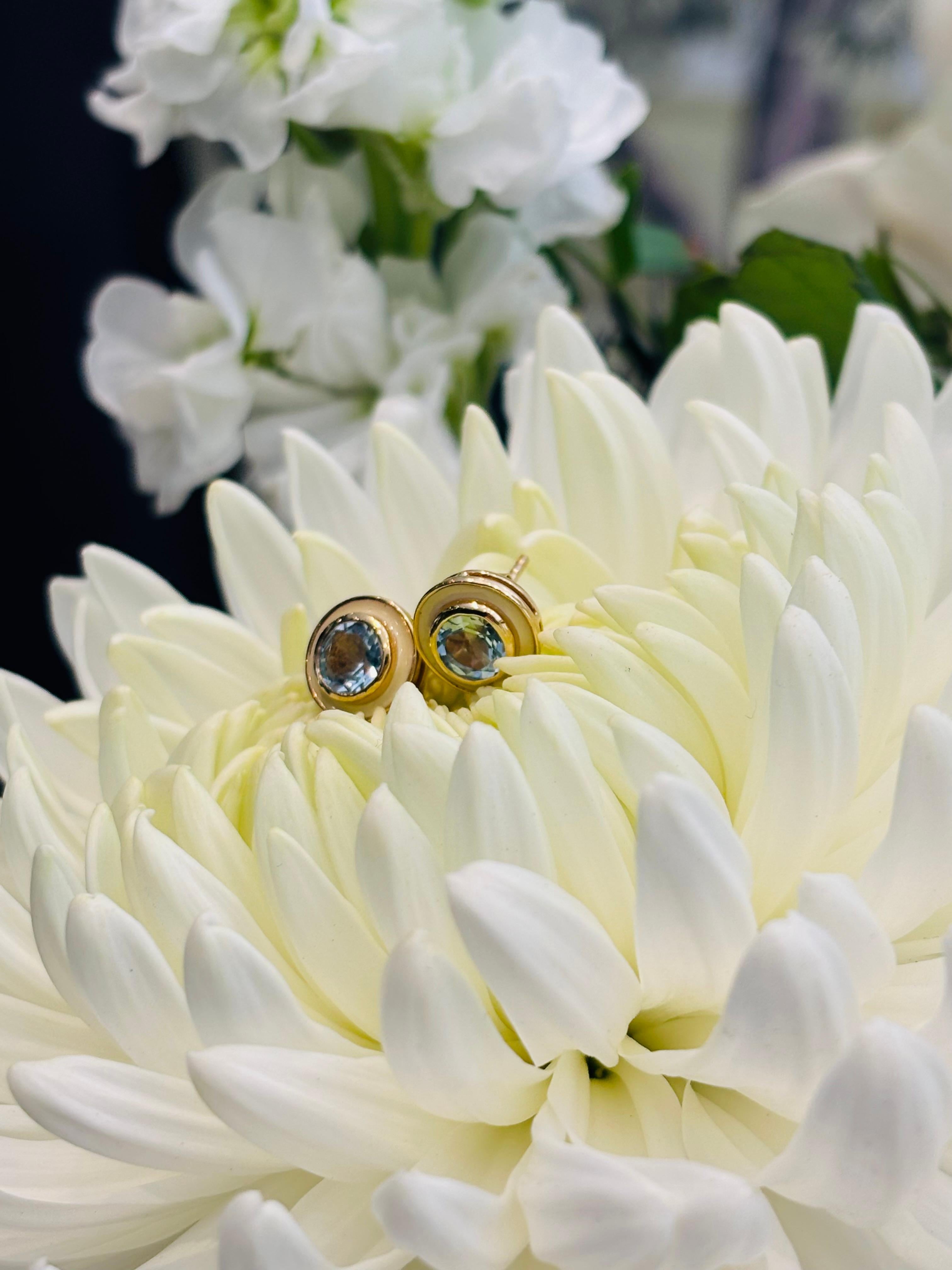 Augustine Jewell - Boucles d'oreilles en émail crème et topaze bleu ciel en vente 2