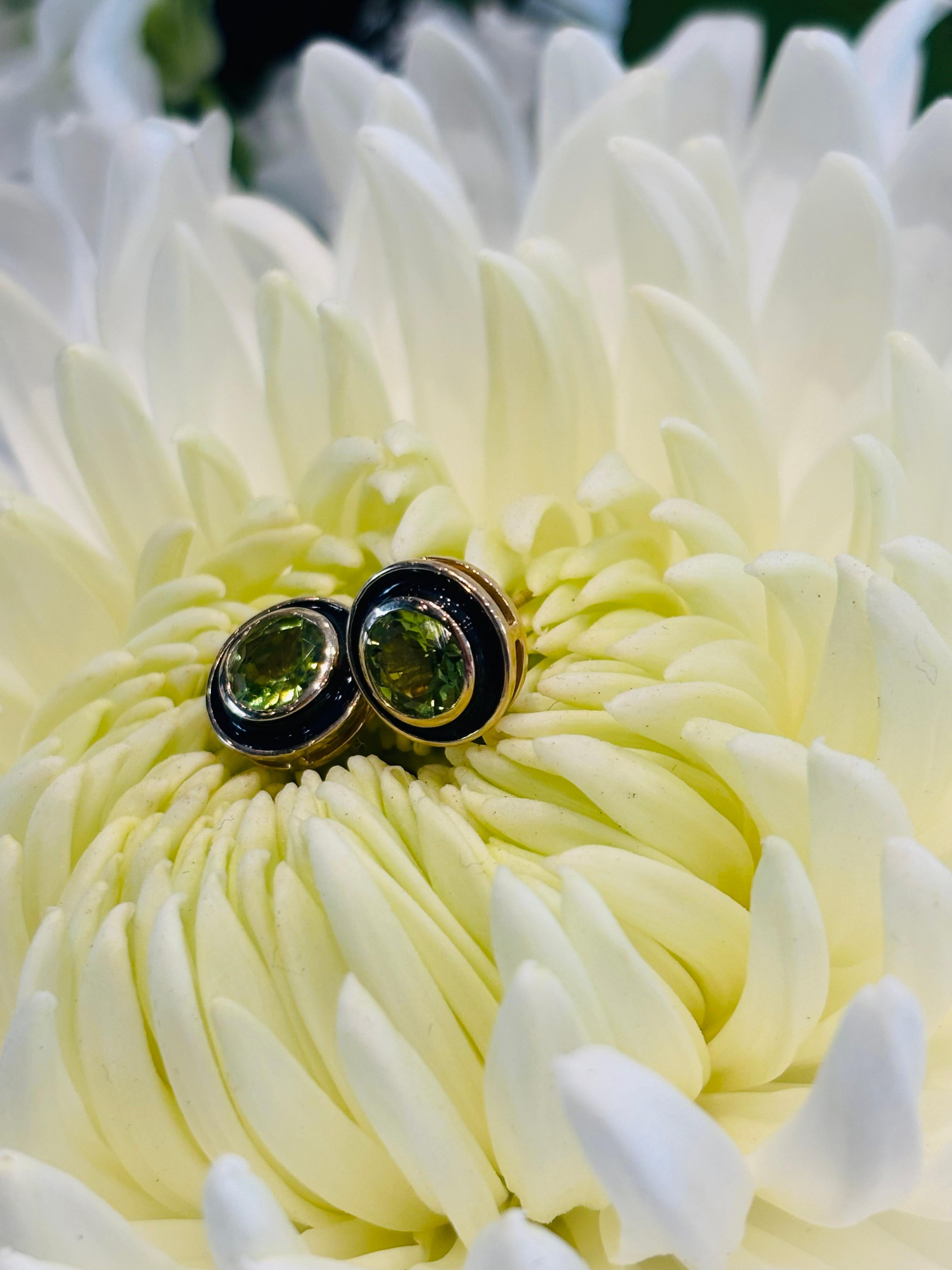 Augustine Jewell - Boucles d'oreilles péridot et émail marine en vente 1