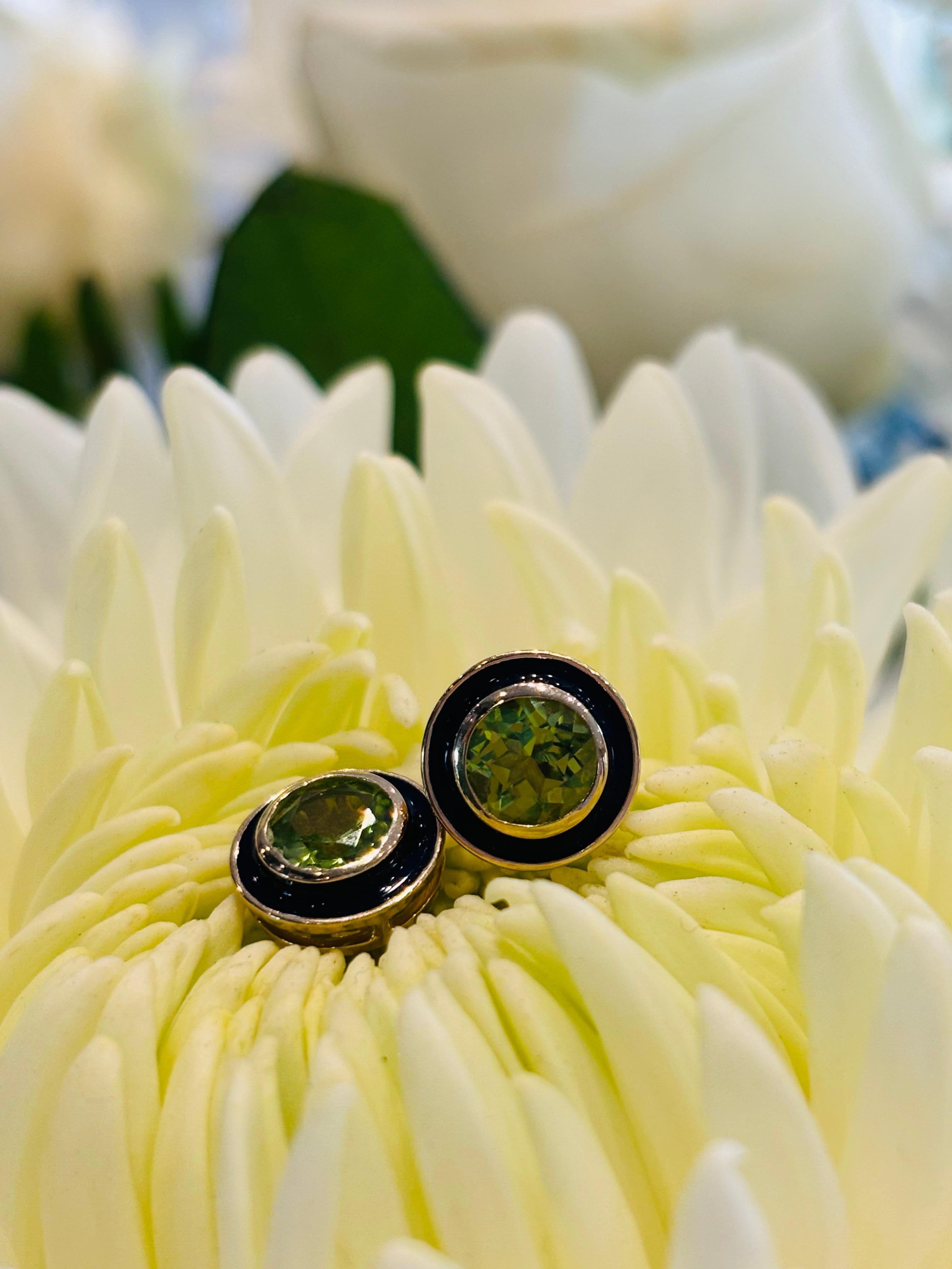 Augustine Jewell - Boucles d'oreilles péridot et émail marine en vente 4