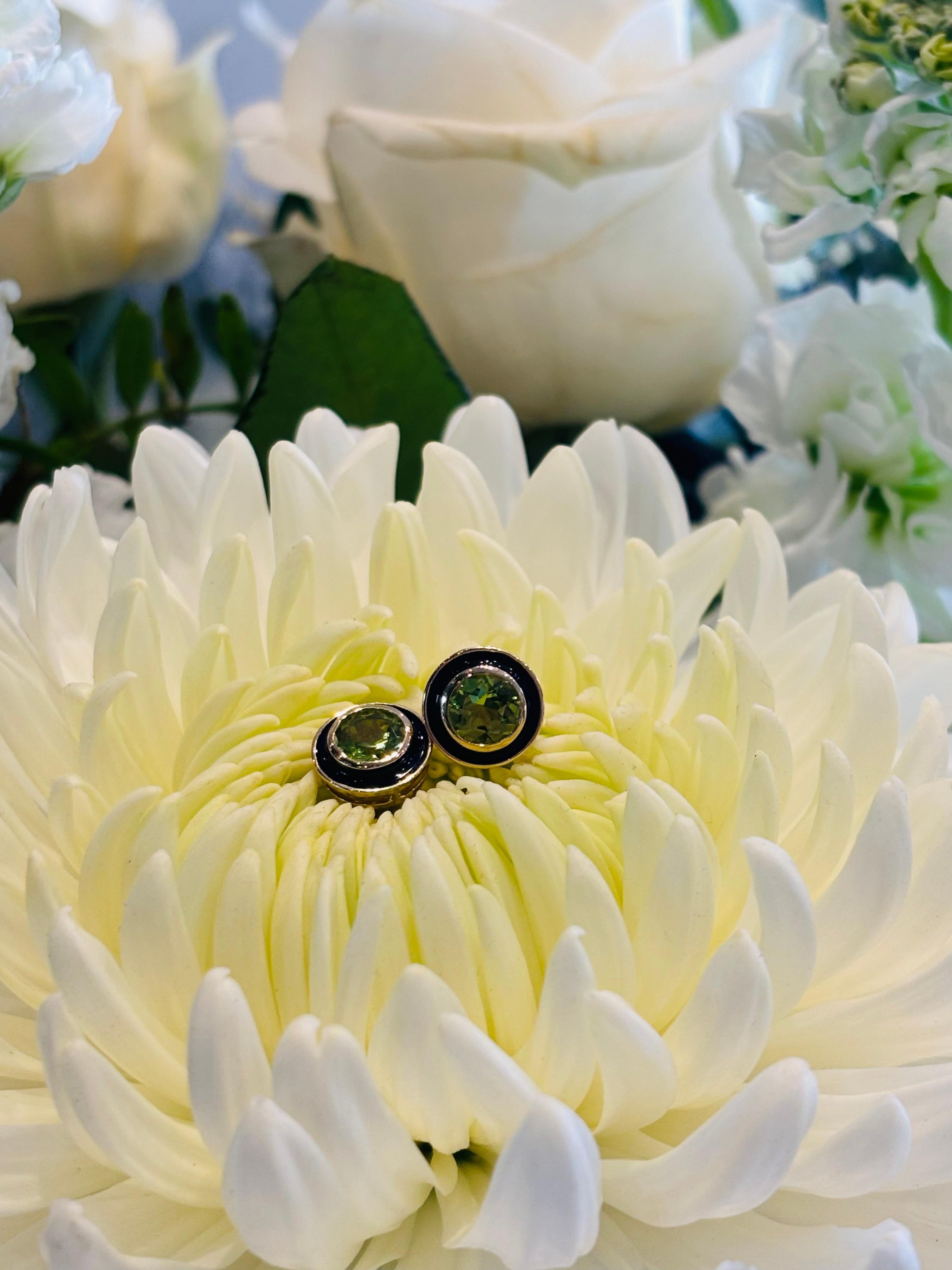 Augustine Jewell - Boucles d'oreilles péridot et émail marine en vente 2