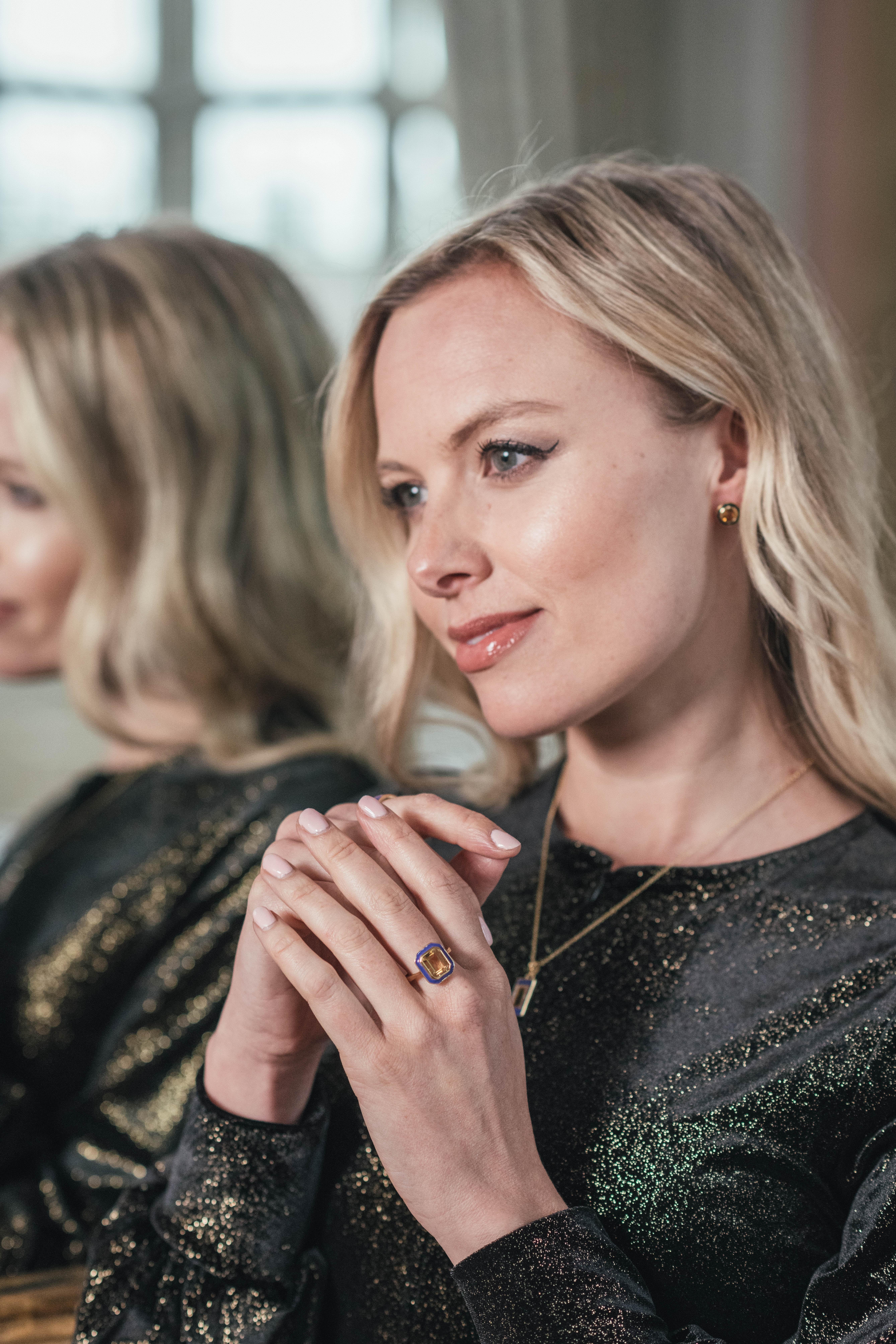 Nos étonnants clous d'oreilles en citrine et émail noir sont pleins de l'éclat des aurores boréales. Alexandra a voulu capturer un peu des couleurs et des formes des lumières dans chaque pièce de cette collection. Nous adorons le résultat de cet