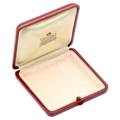 Gran joyero vintage de color burdeos de Garrard & Co, de satén marfil y terciopelo crema
