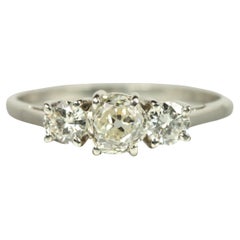 Anillo de compromiso de 3 piedras en platino - 0,78 ct Mina antigua y diamantes redondos en platino
