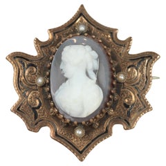 Broche Camafeo Victoriano de Piedra Dura Circa 1880, Ágata, Oro 14K, Perlas, Esmalte