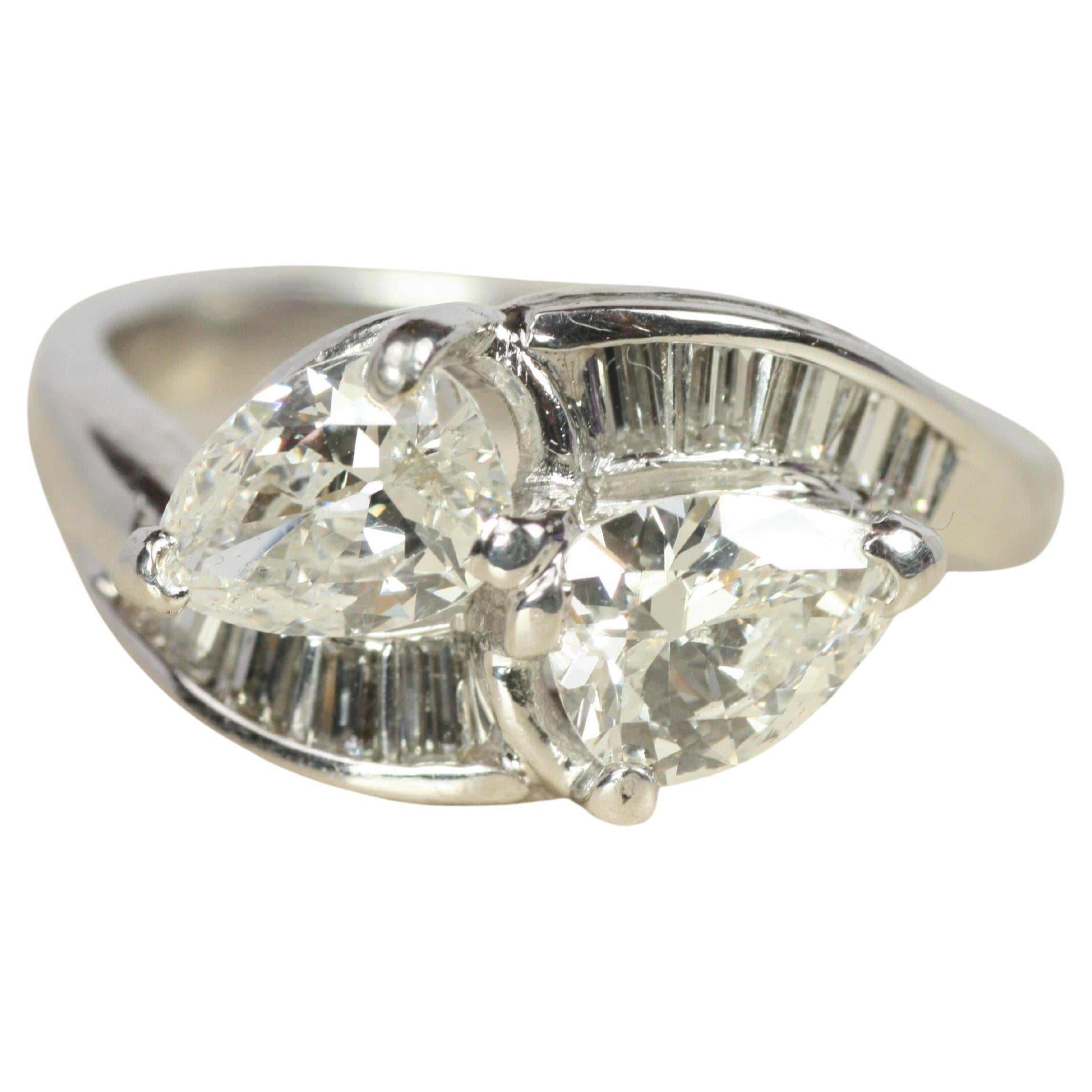 Anello di fidanzamento Toi et Moi 1950 da 1,50 carati totali con diamanti taglio pera e Baguette