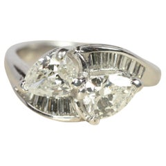 Anello di fidanzamento Toi et Moi 1950 da 1,50 carati totali con diamanti taglio pera e Baguette