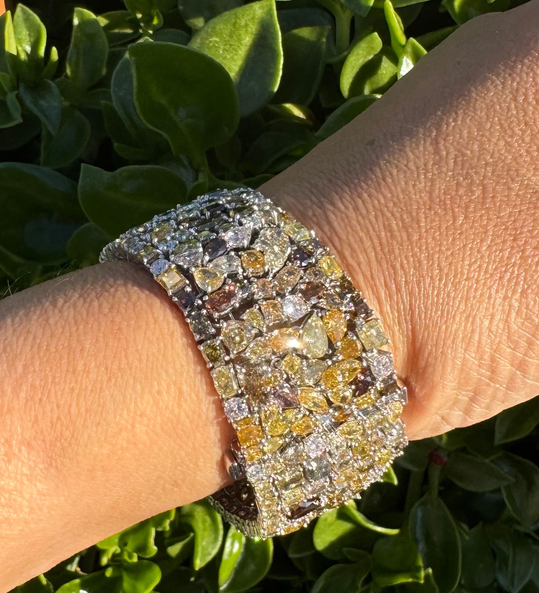 Bracelet unique fait main avec diamants multicolores 57,33 carats, 18 carats, état neuf en vente 2