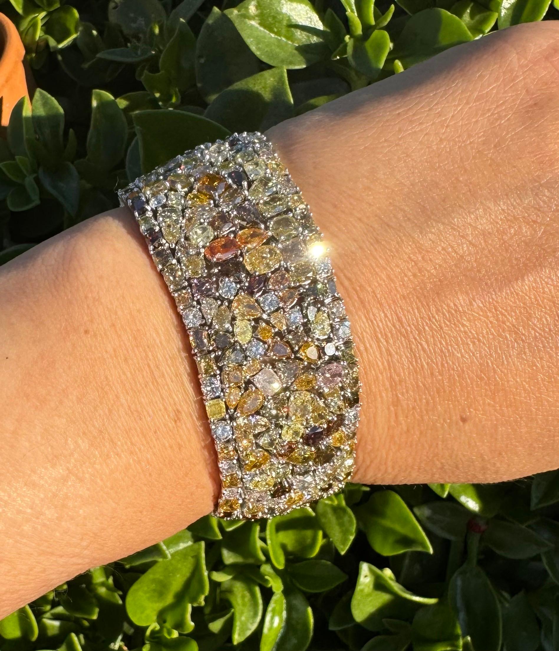 Bracelet unique fait main avec diamants multicolores 57,33 carats, 18 carats, état neuf en vente 3