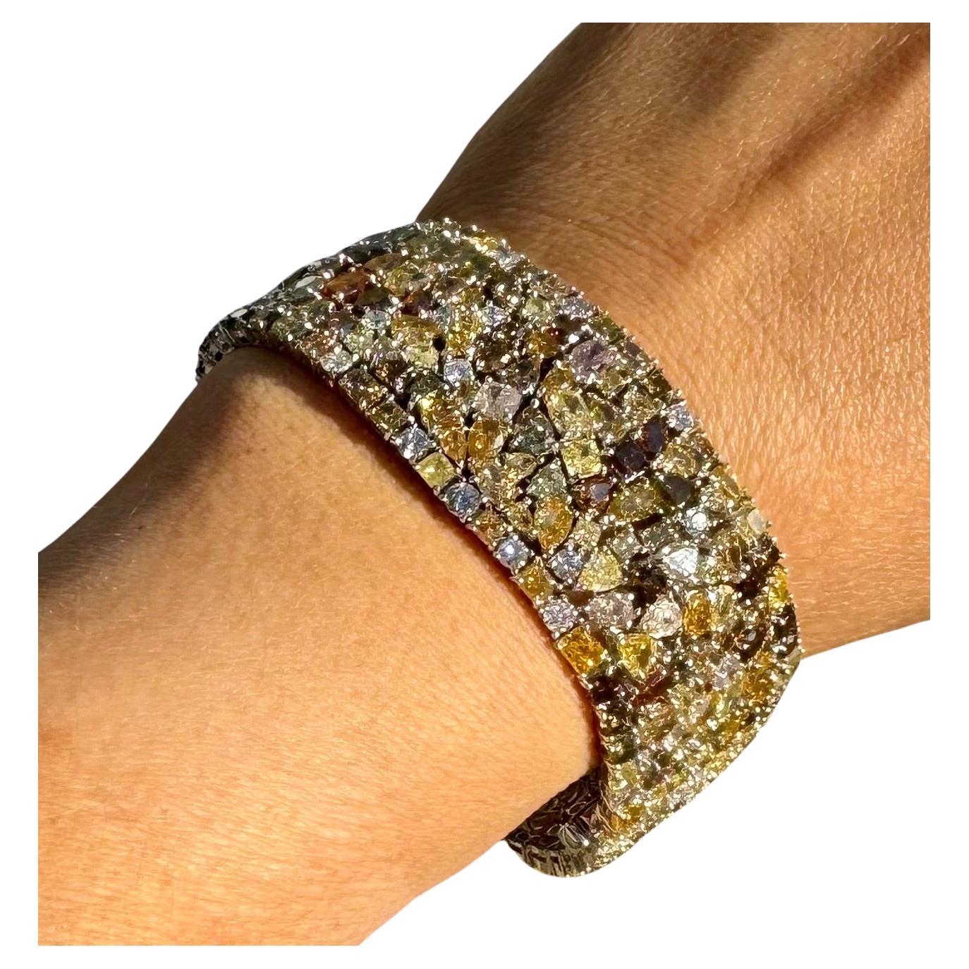 Ornez votre poignet de ce superbe bracelet en diamants, composé d'une mosaïque de diamants étincelants qui captent la lumière sous tous les angles. La combinaison de différentes coupes et teintes crée une pièce unique et accrocheuse, idéale pour se
