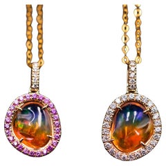 Collier de deux opales de feu extrêmement rares, halo de diamants et saphirs en or jaune 18 carats