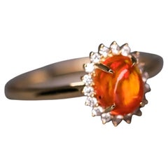 Estremamente raro Anello di fidanzamento con diamante aureolato in oro 18 carati con opale di fuoco cabochon rosso intenso