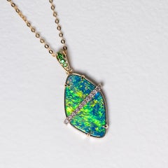 Halskette mit Anhänger aus hellgrünem Doublet-Opal, Diamanten und Tsavorit, 14-karätiges Gelbgold