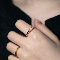 Anello di fidanzamento minimalista con opale di fuoco messicano in oro giallo 14K