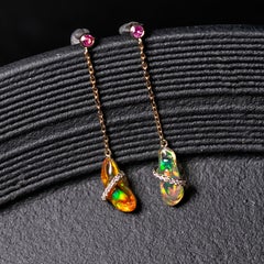 Boucles d'oreilles pendantes en or 14 carats ornées d'une opale de feu mexicaine et d'un diamant, entourées d'un ruban