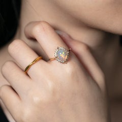 Bague en or jaune 14 carats sertie d'une opale de feu mexicaine multicolore de 1,44 carat, entourée d'un halo de diamants