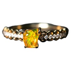 Verlobungsring mit mexikanischem Feueropal in „Sunset Orange“ und Diamanten, 14 Karat Gelbgold