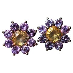Pendientes de botón con diseño clásico «Halo», ópalo de fuego y zafiro rosa, en oro amarillo de 14K