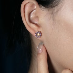 Pendientes de botón con diseño clásico «Halo», ópalo de fuego y zafiro rosa, en oro amarillo de 14K