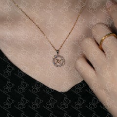Elegante collar con colgante de zafiro azul en forma de «M», de oro de 14K