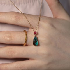 Collana con spinello rosa e opale boulder australiano in oro giallo 14K