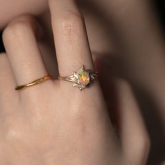 Anello con opale di fuoco e diamanti “Golden Leaves Design” in oro giallo 14K
