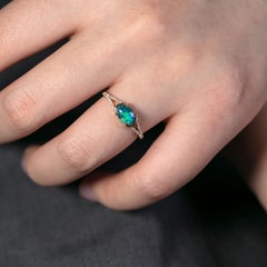 Verlobungsring mit australischem schwarzem Opal, geteiltem Ringband und Pavé-Fassung, 14 Karat